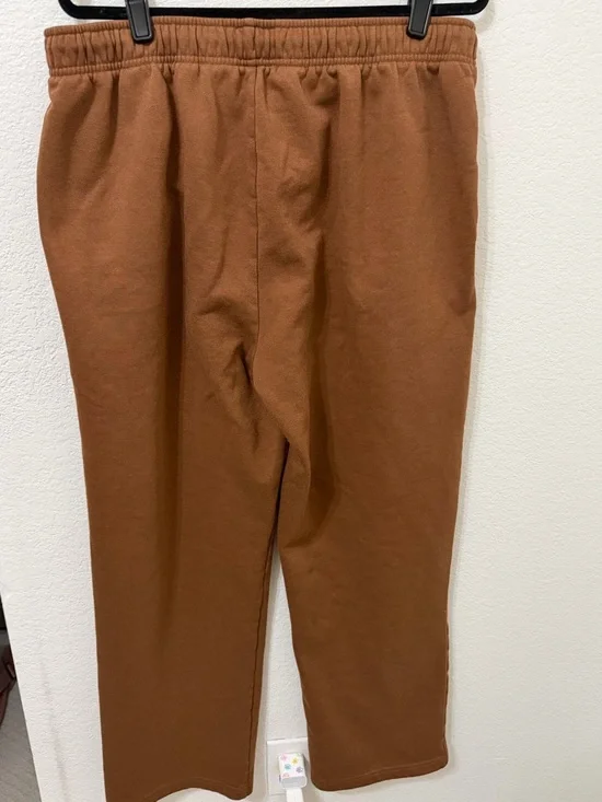 Alo Accolade Sweatsuit Set - Picture 7 of 7